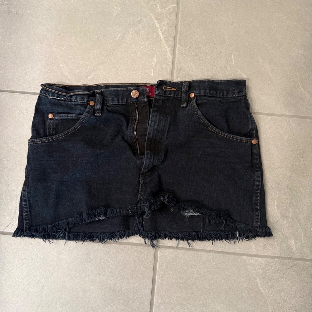 Wrangler Black Denim Mini Skirt Raw Hem Frayed 31MWZDN Relaxed Fit 34